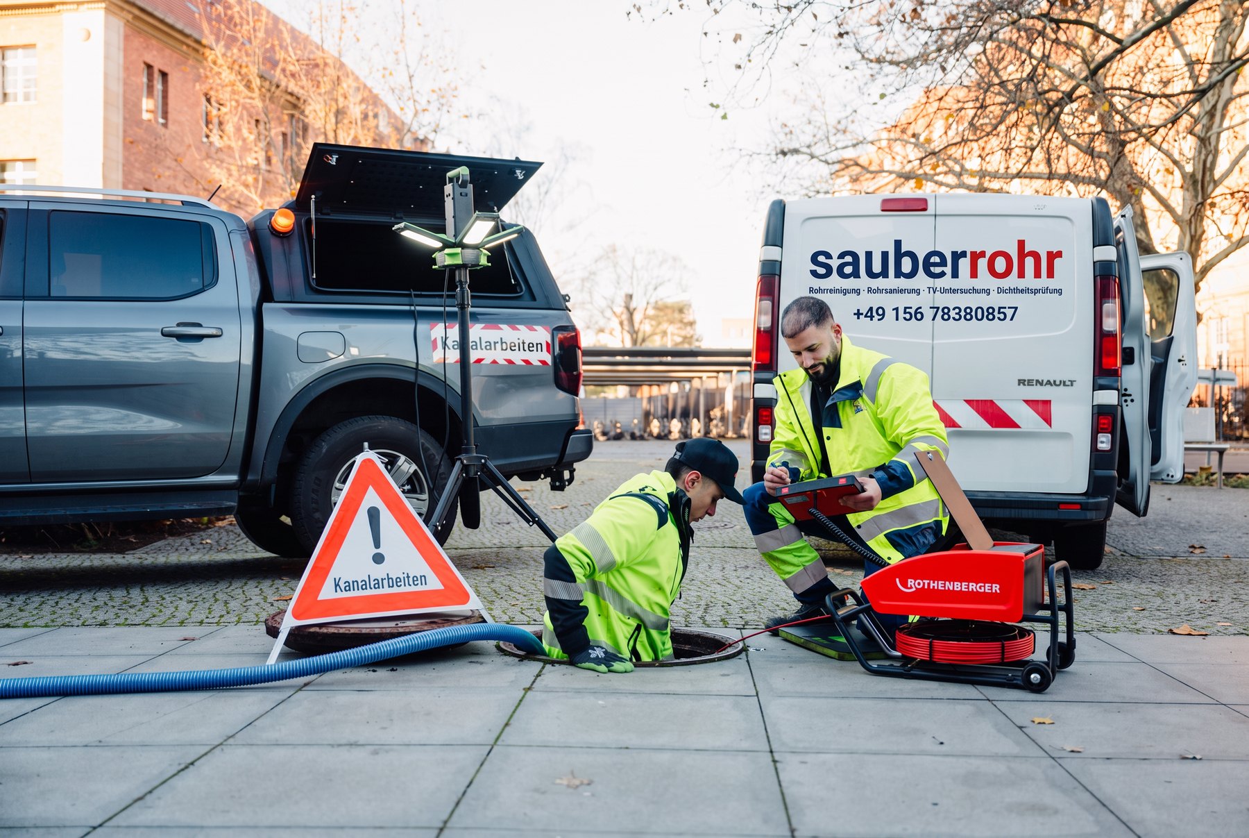 Sauberrohr Einsatzteam mit Servicefahrzeugen bei Kanalarbeiten in Berlin